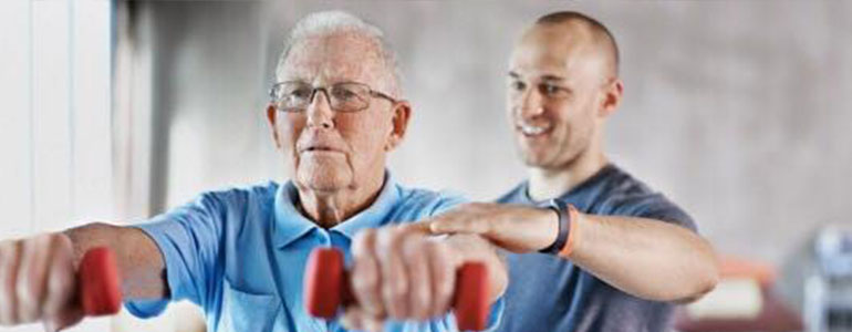 Oudere man wordt ondersteund bij fitness oefening